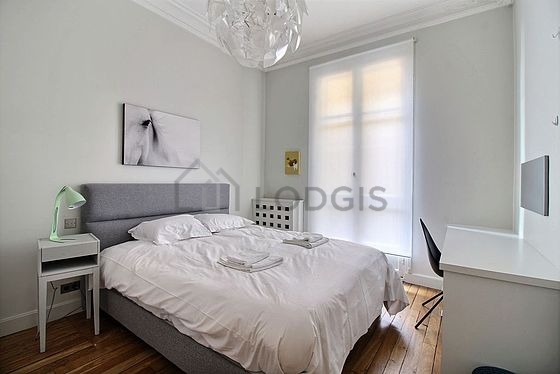 Chambre avec du parquet au sol