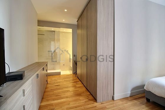 Chambre avec fenêtres