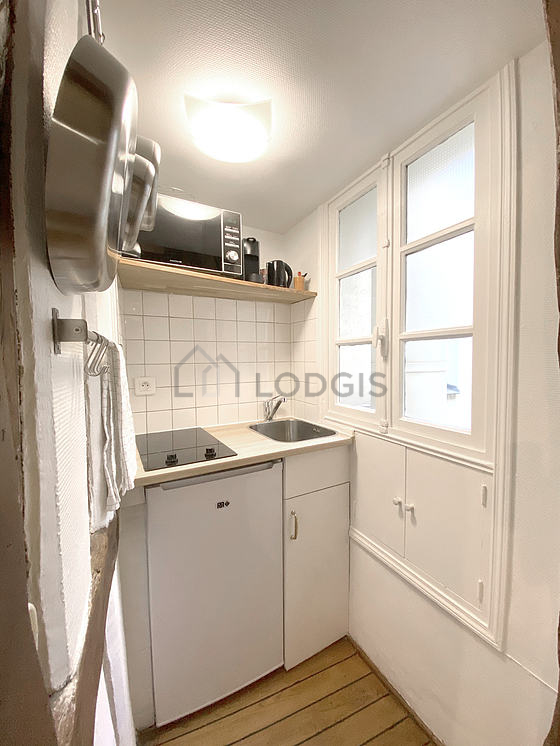 Beautiful kitchen of 3m² with wooden floor