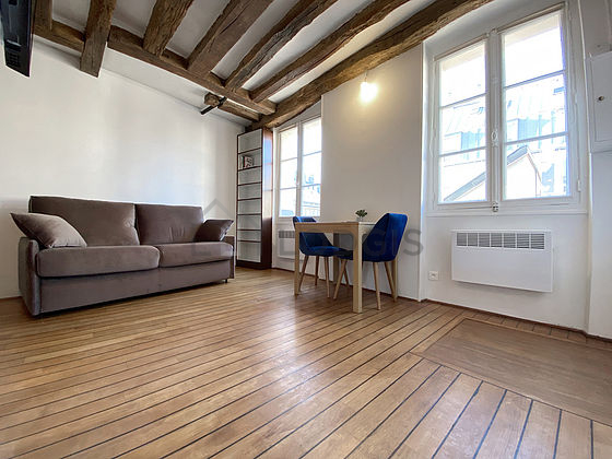 Salon avec du parquet au sol