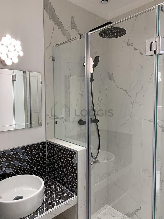 Agréable salle de bain claire avec du parquet au sol