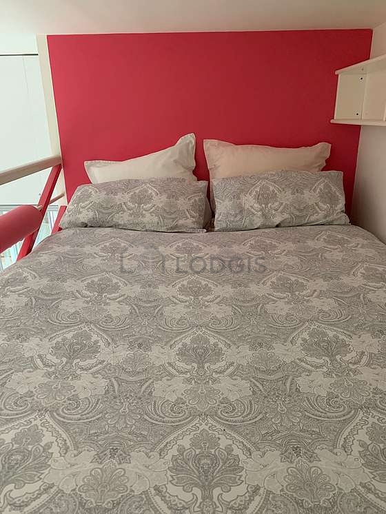 Chambre avec du parquet au sol