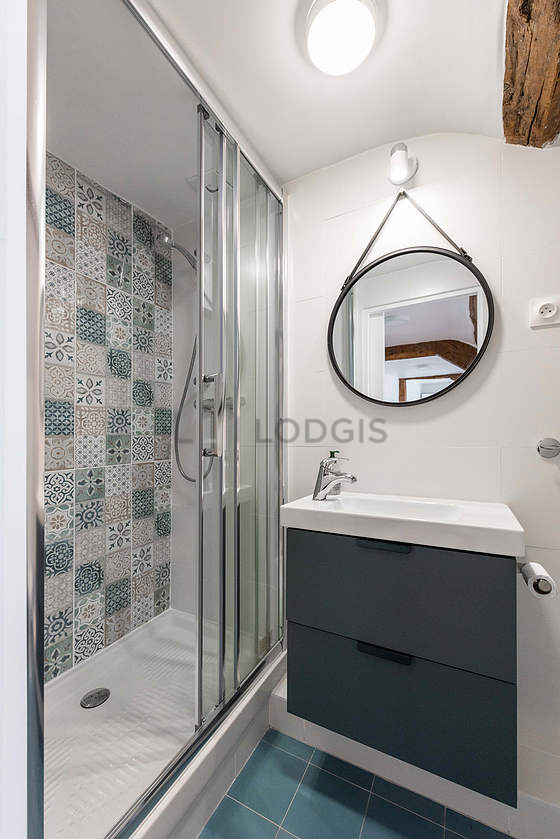 Agréable salle de bain avec du carrelage au sol