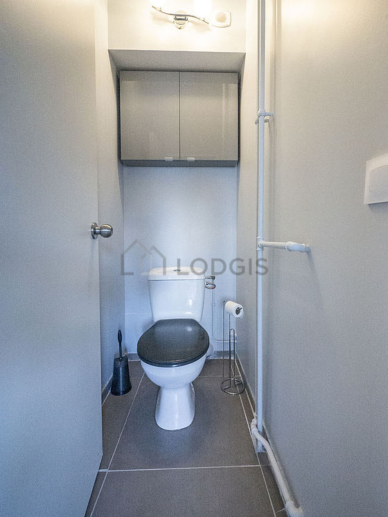 Toilettes indépendantes de la salle d'eau