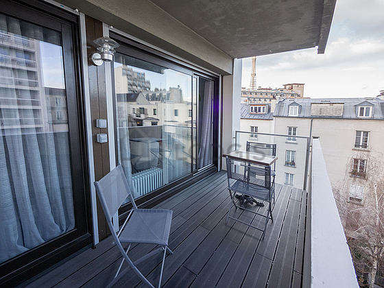 Balcony equipped with dining table, 1 chair(s)