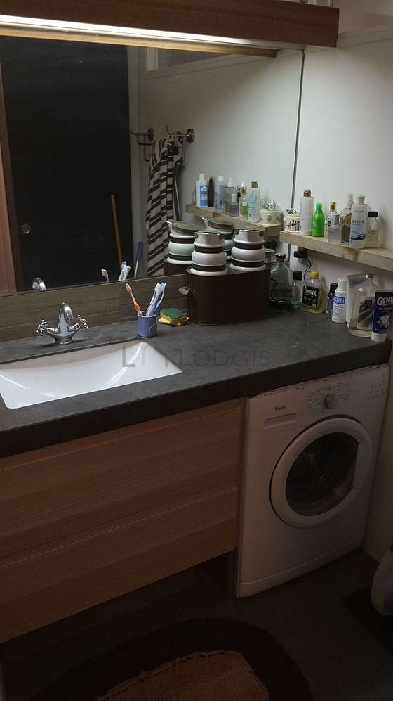 Salle de bain équipée de lave linge, serviettes de bain