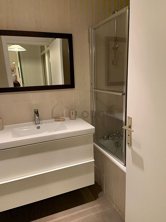 Belle salle de bain claire avec du carrelage au sol