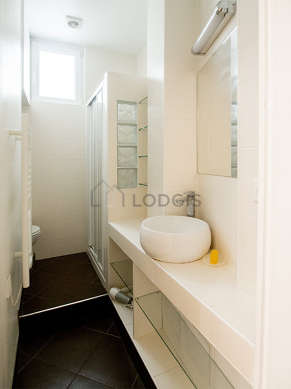 Pleasant bathroom with windows and with tilefloor