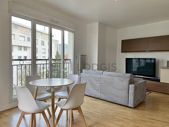 Salon avec du parquet au sol