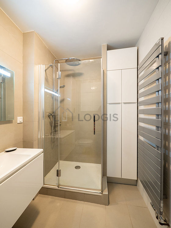 Bathroom equipped with bath towels