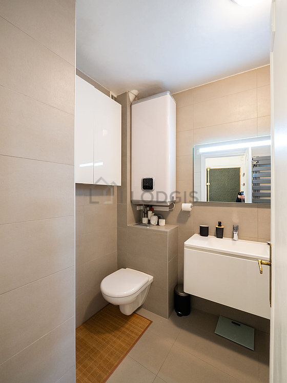 Belle salle de bain avec du carrelage au sol