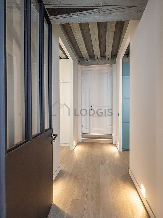 Très belle entrée avec du parquet au sol