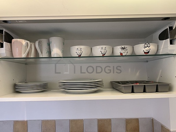 Cuisine équipée de lave linge, réfrigerateur, vaisselle