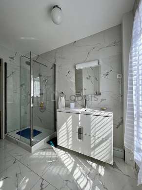 Pleasant and bright bathroom with double-glazed windows