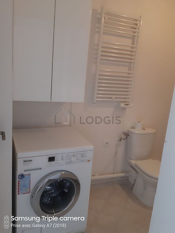 Pleasant and very bright bathroom with tile floor