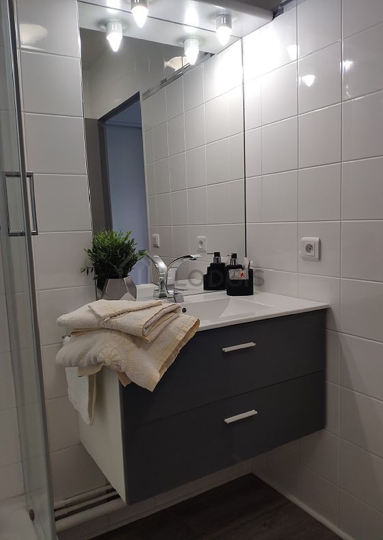 Bathroom equipped with bath towels