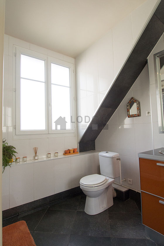 Bathroom equipped with bath towels