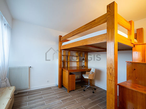 Chambre avec du carrelage au sol