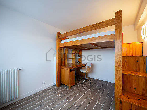 Very quiet bedroom for 2 persons equipped with 1 loft bed(s) of 160cm
