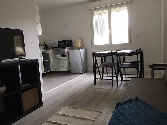 Kitchen of 5m² with wooden floor