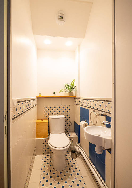 Toilettes indépendantes de la salle d'eau