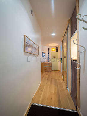 Beautiful entrance with woodenfloor