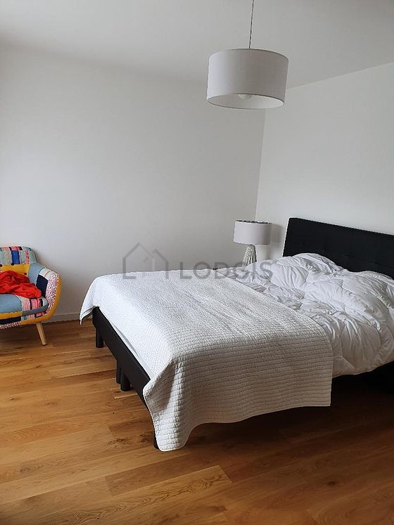 Chambre avec du parquet au sol