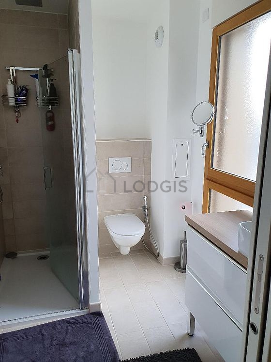 Agréable salle de bain très claire avec du carrelage au sol