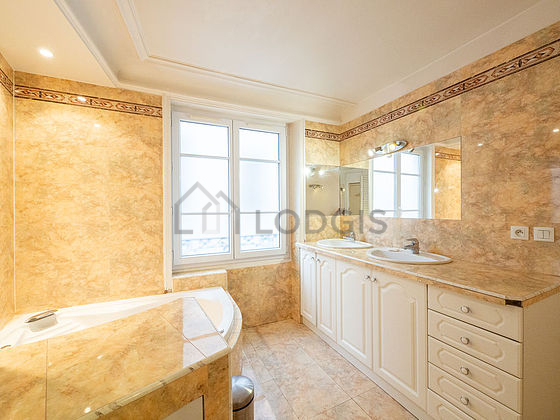 Salle de bain équipée de placard