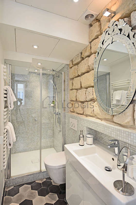Pleasant and very bright bathroom with tile floor
