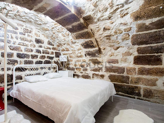 Alcove equipped with 1 bed(s) of 140cm, tv, storage space