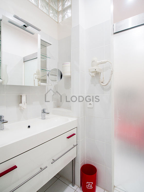 Salle de bain équipée de etagère