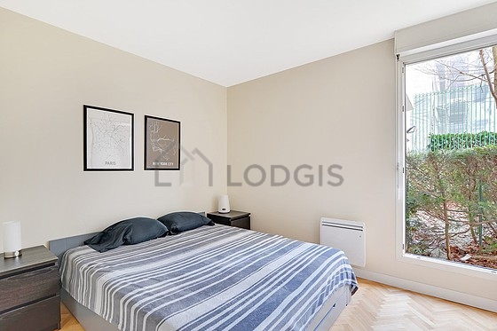 Chambre avec du parquet au sol