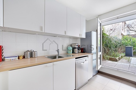 Cuisine équipée de lave vaisselle, plaques de cuisson, réfrigerateur, freezer