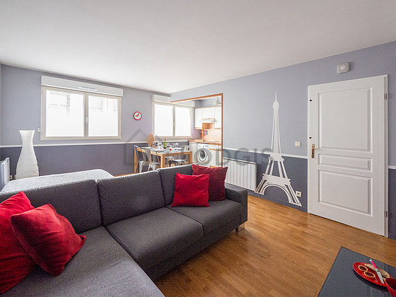 Quiet living room furnished with 1 bed(s) of 140cm, tv, 1 chair(s)