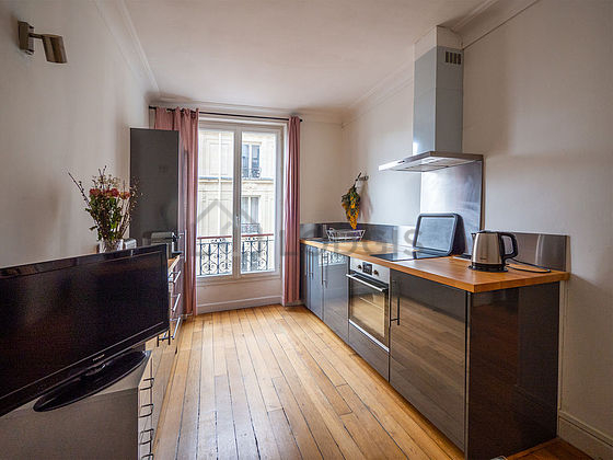 Salon avec du parquet au sol