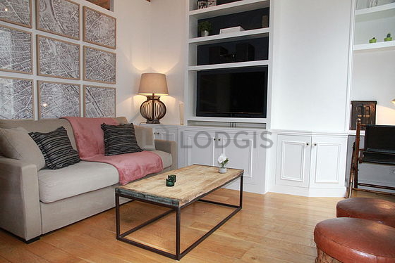 Living room of 15m² with wooden floor