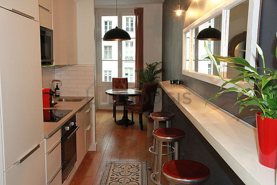 Cuisine équipée de lave vaisselle, plaques de cuisson, réfrigerateur, hotte