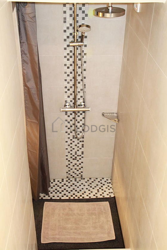 Salle de bain équipée de lave linge, sèche linge, serviettes de bain