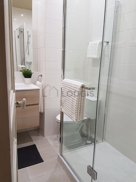 Agréable salle de bain avec du carrelage au sol