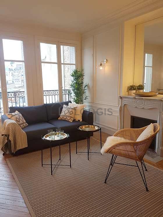 Séjour très calme équipé de 1 canapé(s) lit(s) de 160cm, télé, 1 fauteuil(s)