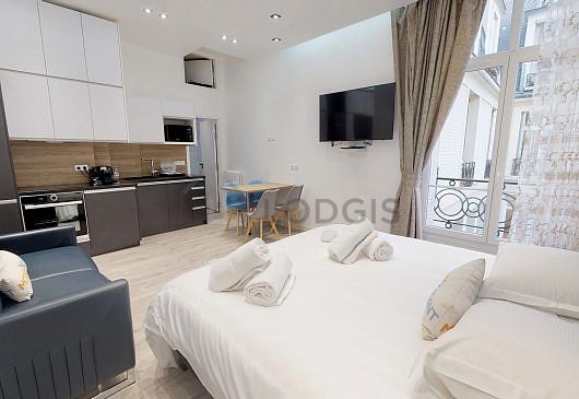 Large living room of 28m² with wooden floor