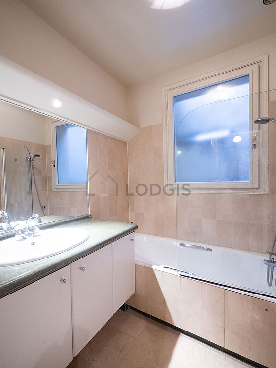 Agréable salle de bain très claire avec du carrelage au sol