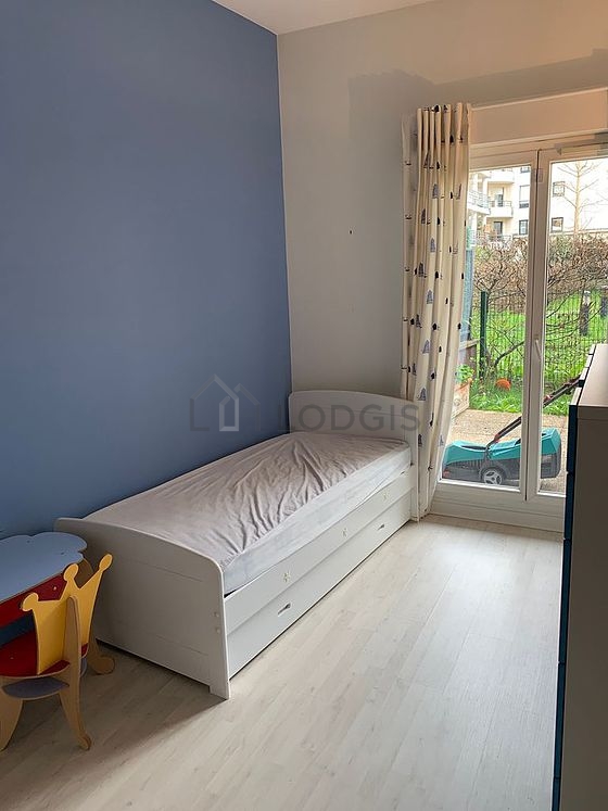 Chambre avec du parquet au sol