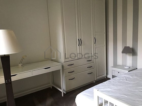 Chambre très lumineuse équipée de bureau, armoire, 1 chaise(s)