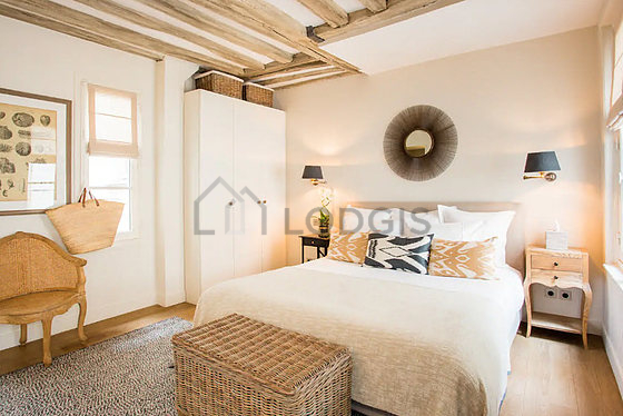 Chambre avec du parquet au sol