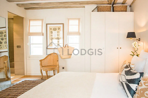 Chambre avec fenêtres