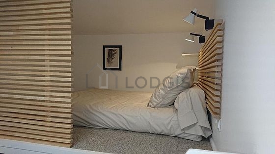 Chambre lumineuse équipée de penderie, placard