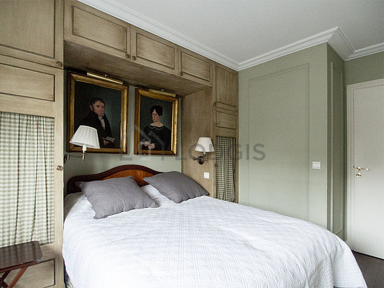 Chambre avec fenêtres