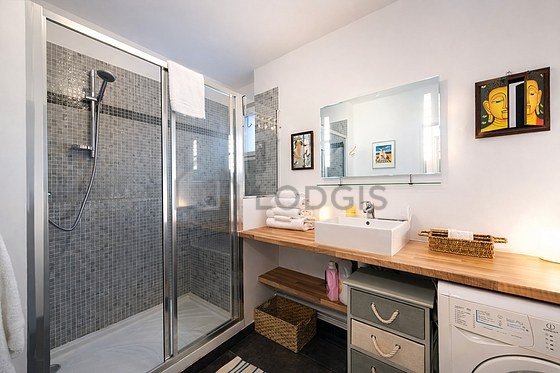 Pleasant and very bright bathroom with tile floor